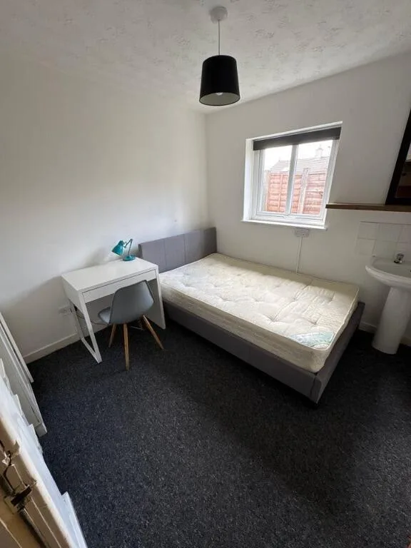 6 bedroom semi-detached house for rent