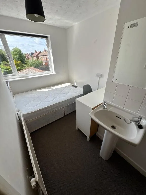 6 bedroom semi-detached house for rent