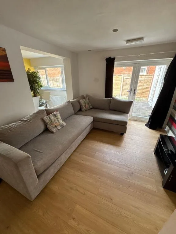 6 bedroom semi-detached house for rent