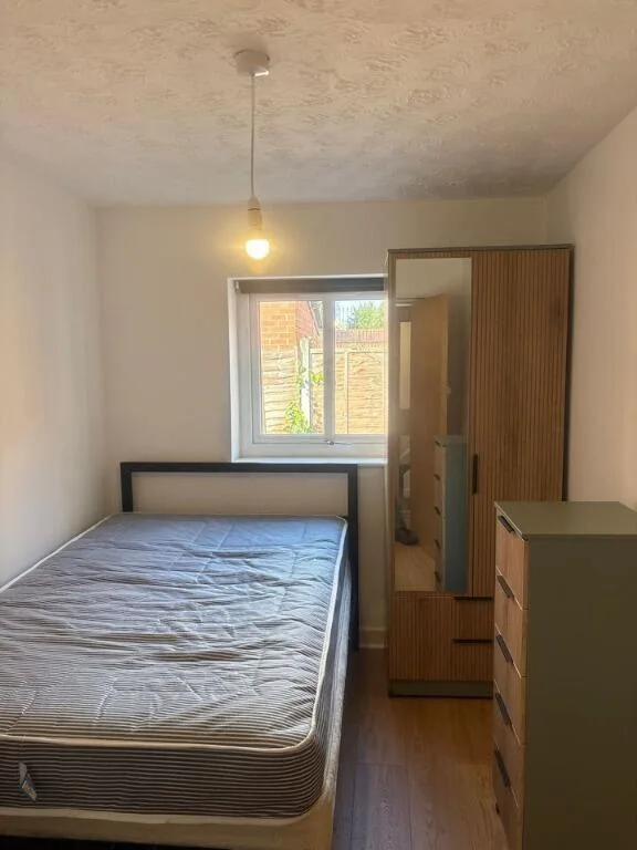 6 bedroom semi-detached house for rent