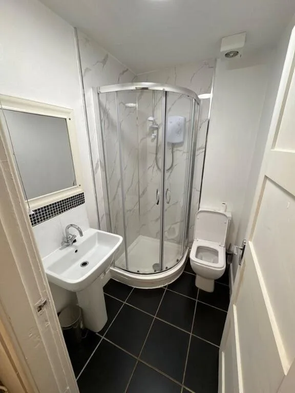6 bedroom semi-detached house for rent
