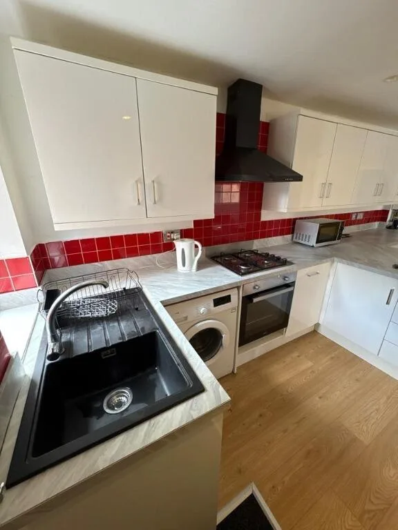 6 bedroom semi-detached house for rent