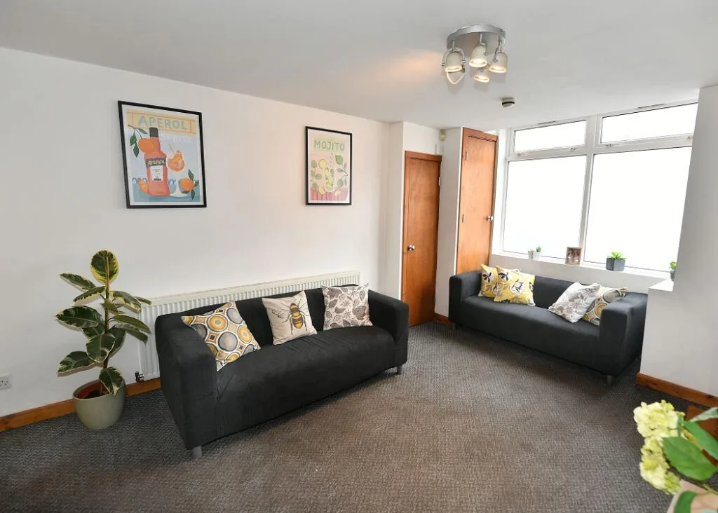 8 bedroom detached house for rent