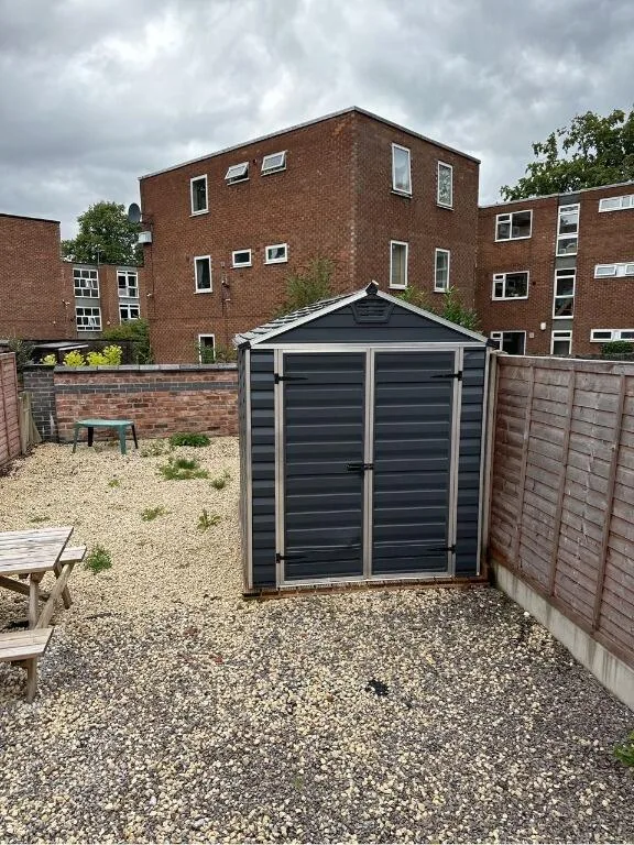6 bedroom semi-detached house for rent
