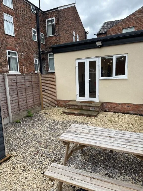 6 bedroom semi-detached house for rent