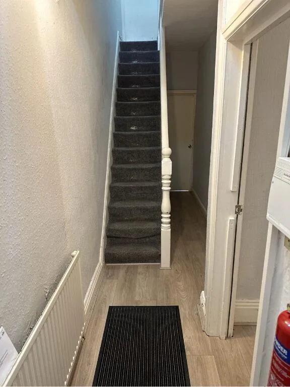 6 bedroom semi-detached house for rent
