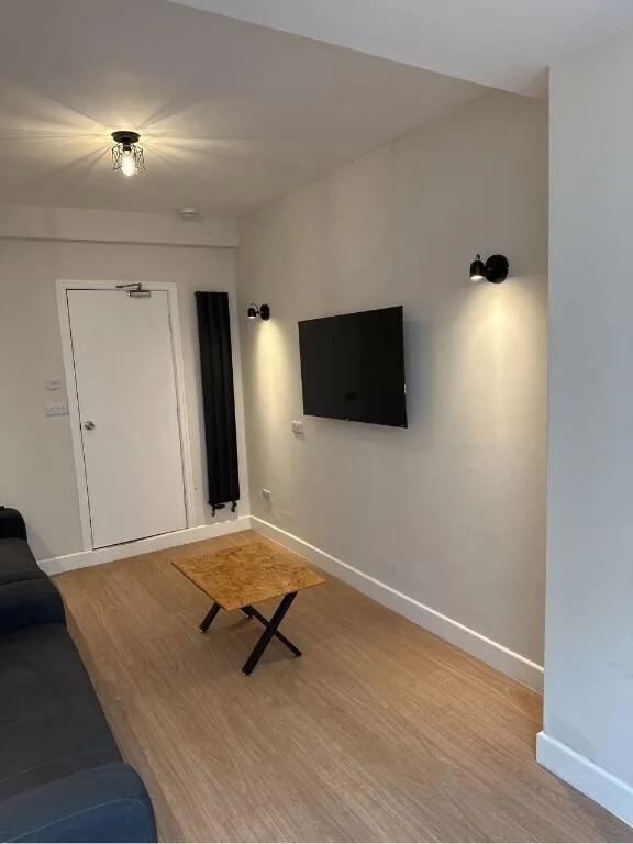 6 bedroom semi-detached house for rent