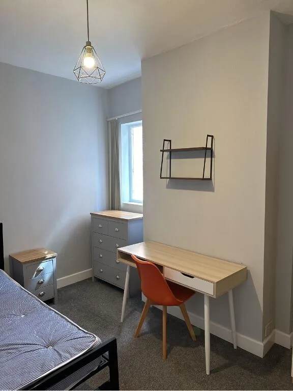 6 bedroom semi-detached house for rent