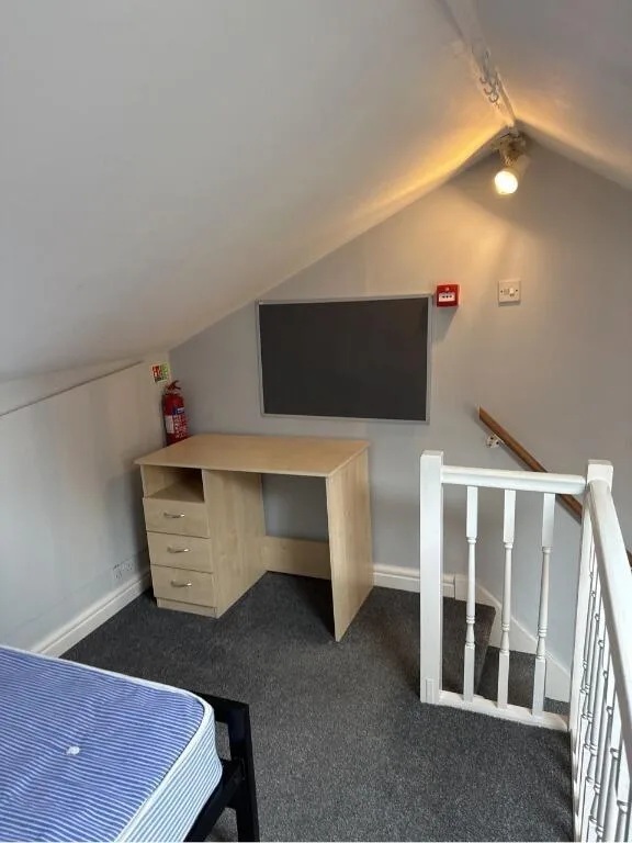 6 bedroom semi-detached house for rent
