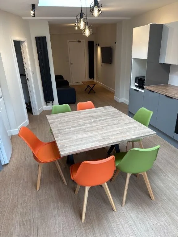 6 bedroom semi-detached house for rent
