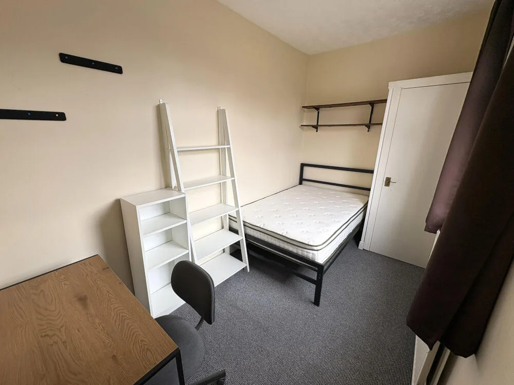 5 bedroom end of terrace house for rent