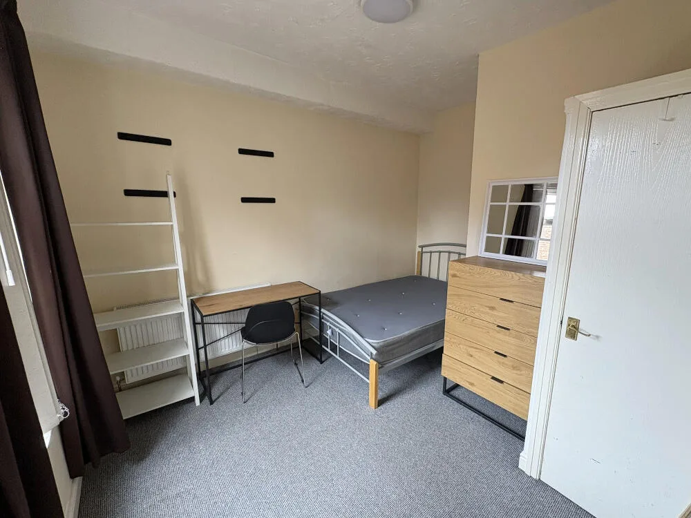 5 bedroom end of terrace house for rent