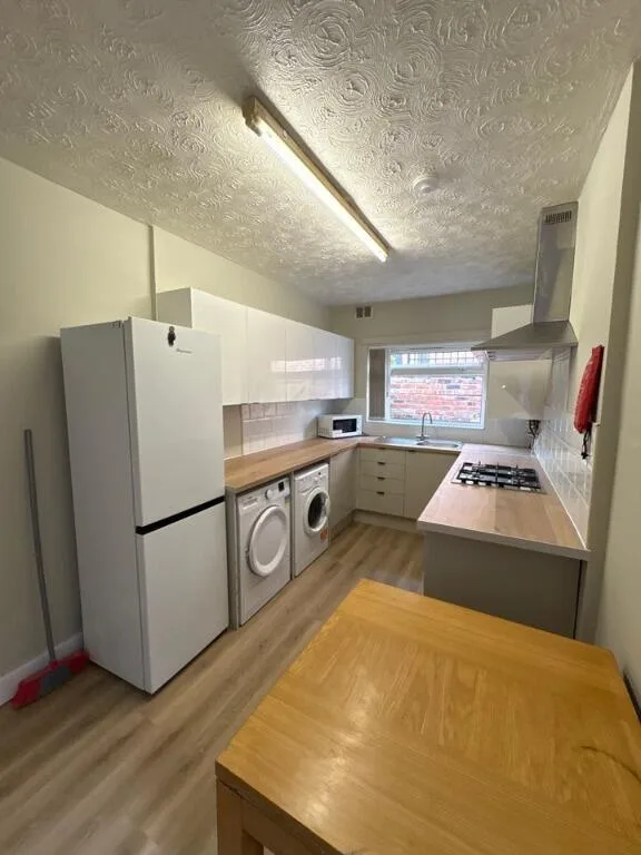 5 bedroom end of terrace house for rent