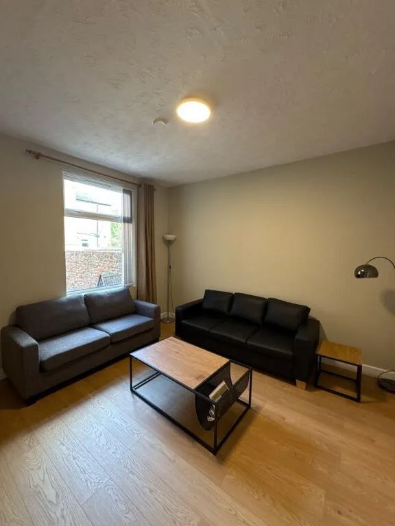 5 bedroom end of terrace house for rent