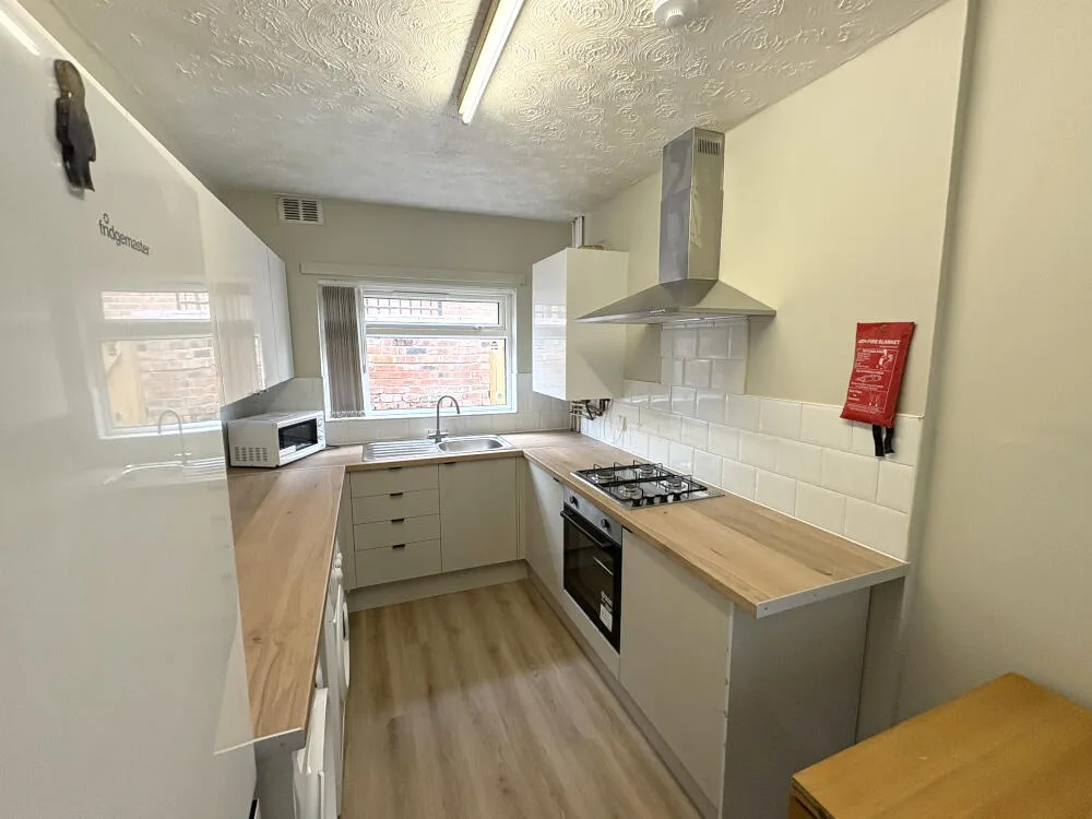 5 bedroom end of terrace house for rent