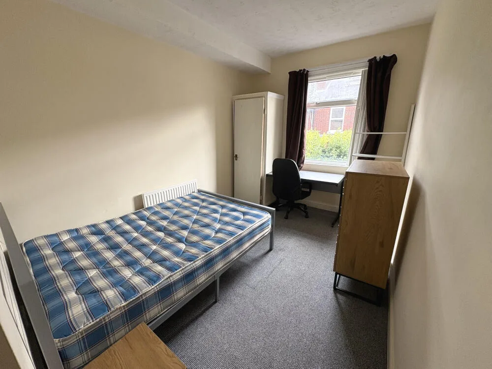 5 bedroom end of terrace house for rent