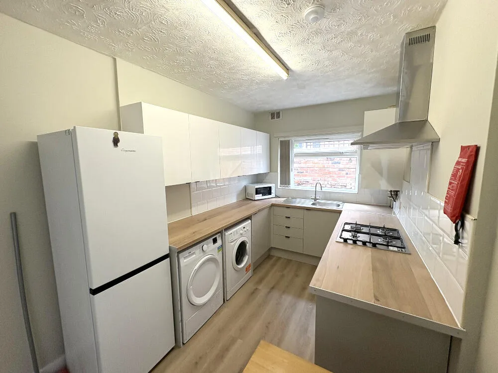 5 bedroom end of terrace house for rent