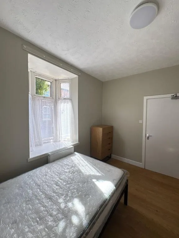 5 bedroom end of terrace house for rent