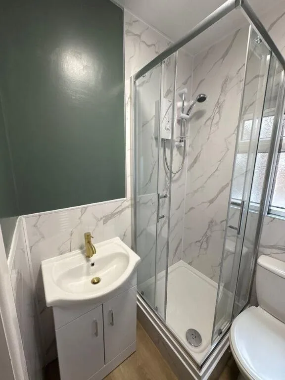 5 bedroom end of terrace house for rent