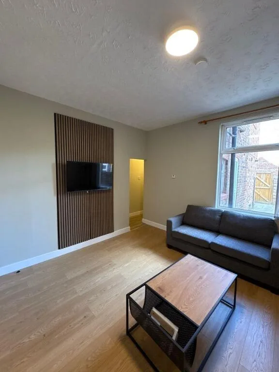5 bedroom end of terrace house for rent