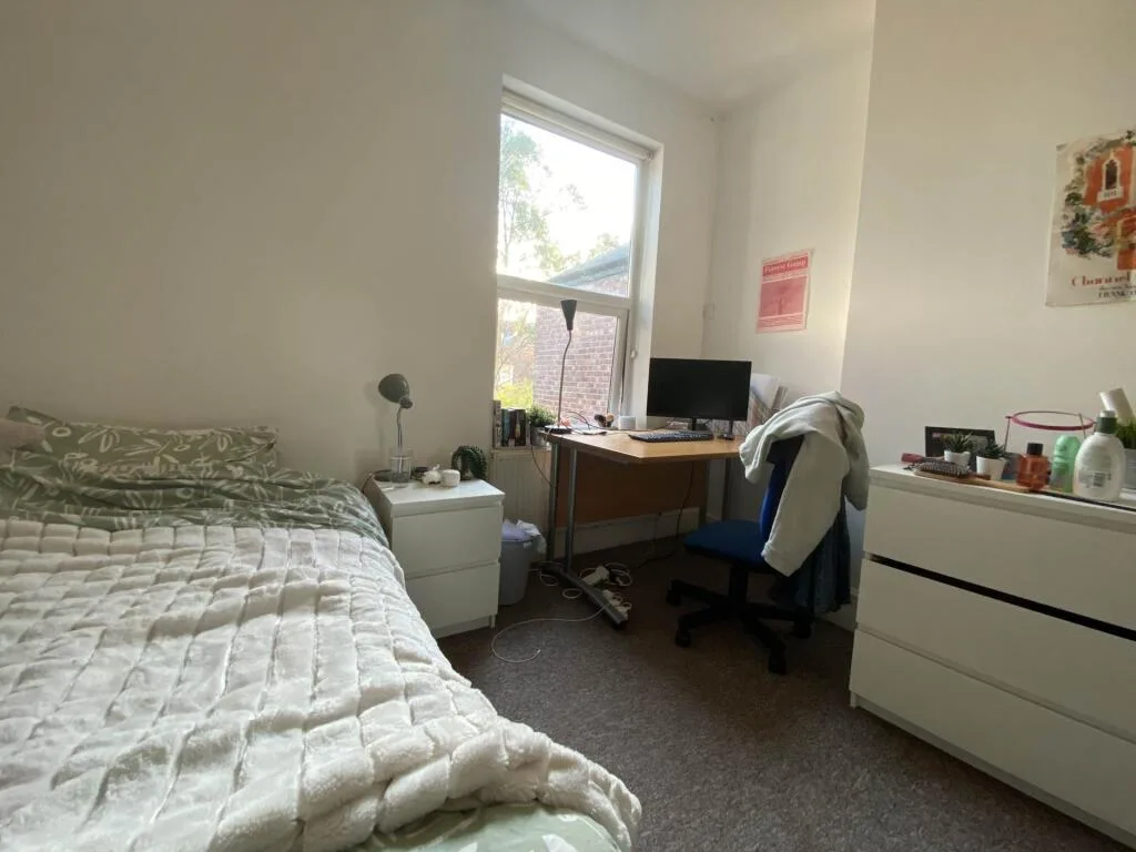 6 bedroom semi-detached house for rent