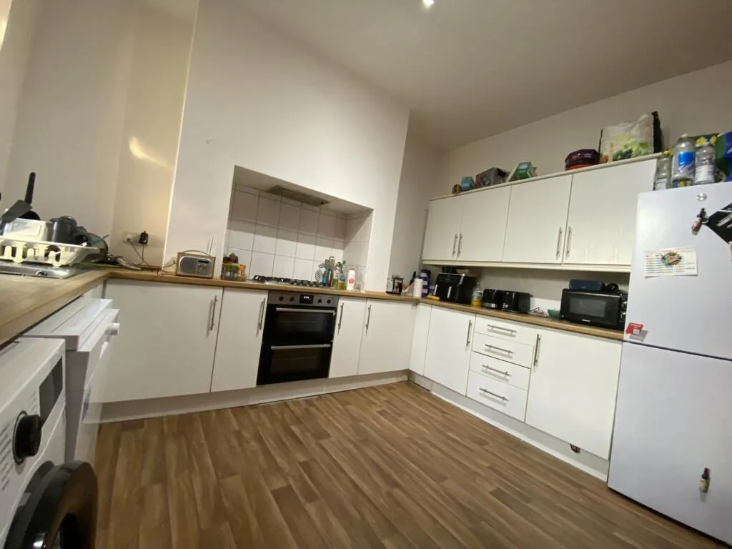 6 bedroom semi-detached house for rent