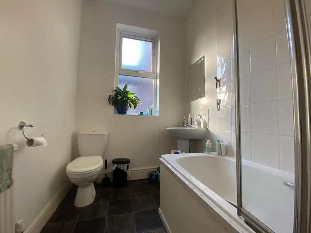 6 bedroom semi-detached house for rent