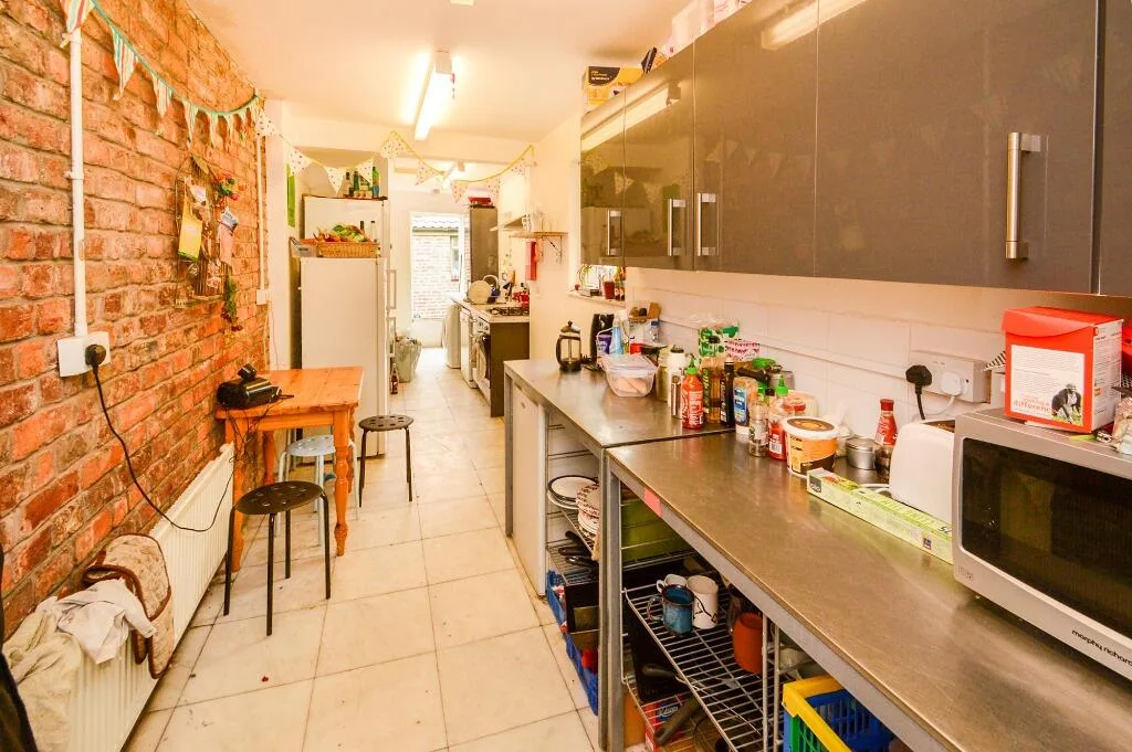 6 bedroom flat for rent