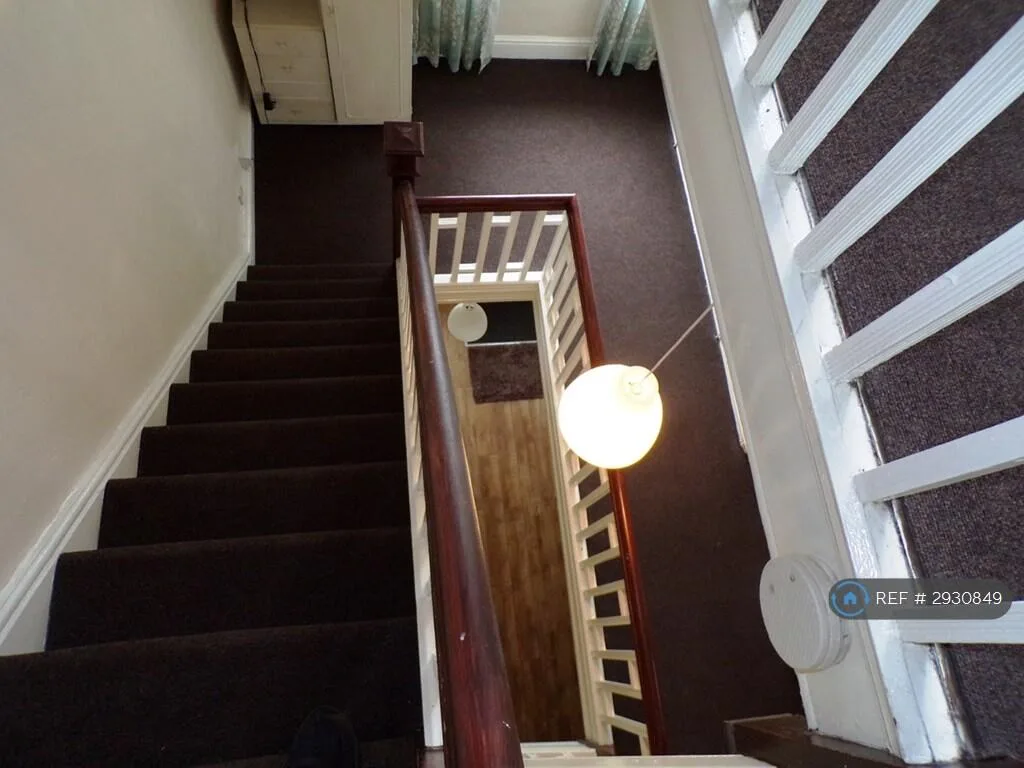 8 bedroom semi-detached house for rent