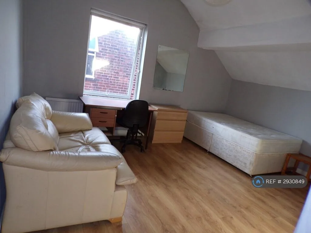 8 bedroom semi-detached house for rent