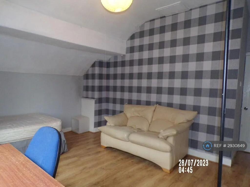 8 bedroom semi-detached house for rent