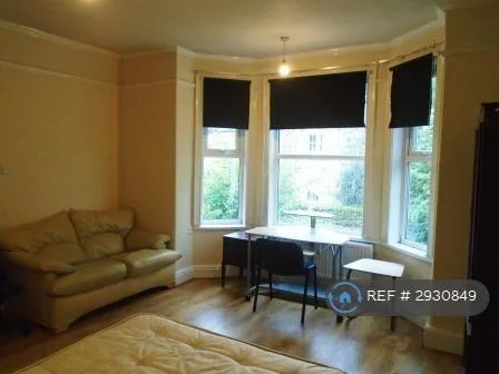 8 bedroom semi-detached house for rent