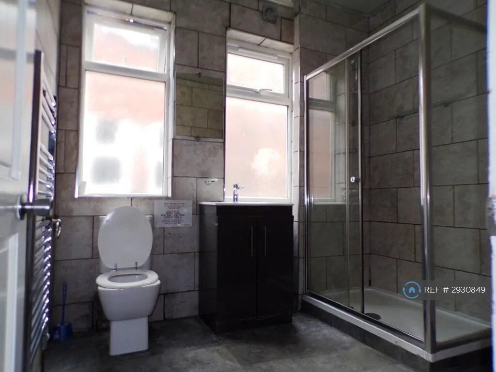 8 bedroom semi-detached house for rent