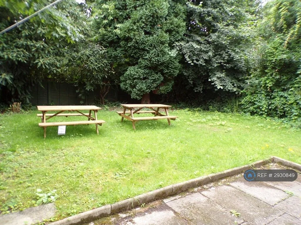 8 bedroom semi-detached house for rent