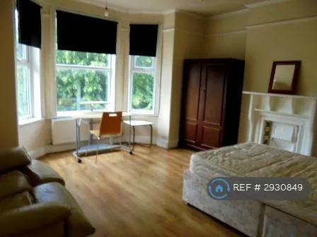 8 bedroom semi-detached house for rent