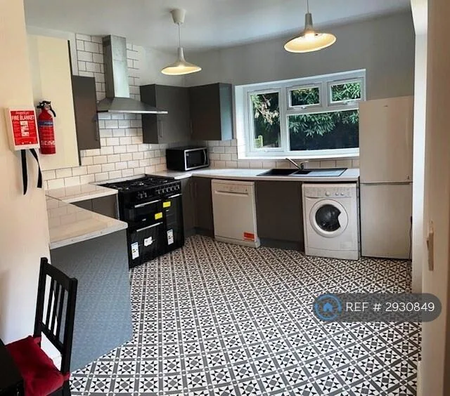 8 bedroom semi-detached house for rent