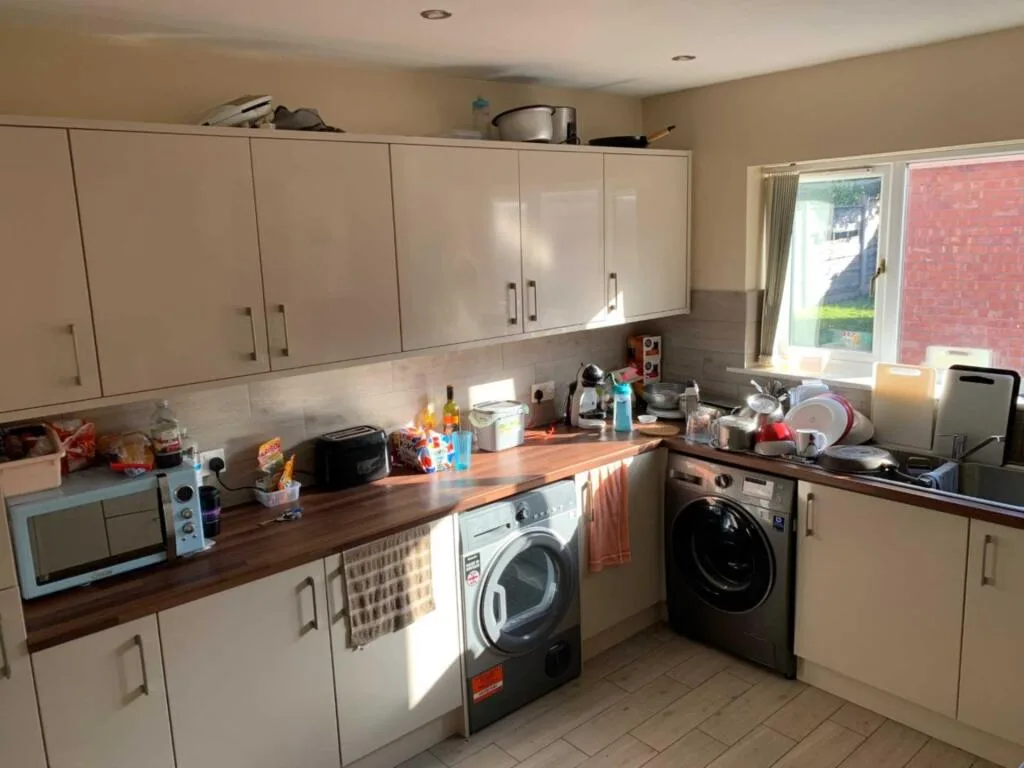 6 bedroom semi-detached house for rent