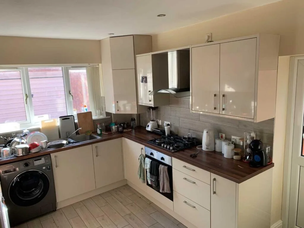 6 bedroom semi-detached house for rent