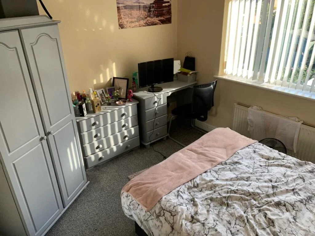 6 bedroom semi-detached house for rent