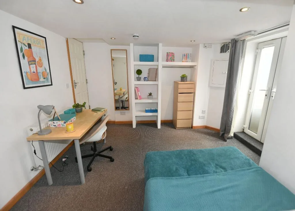 8 bedroom terraced house for rent
