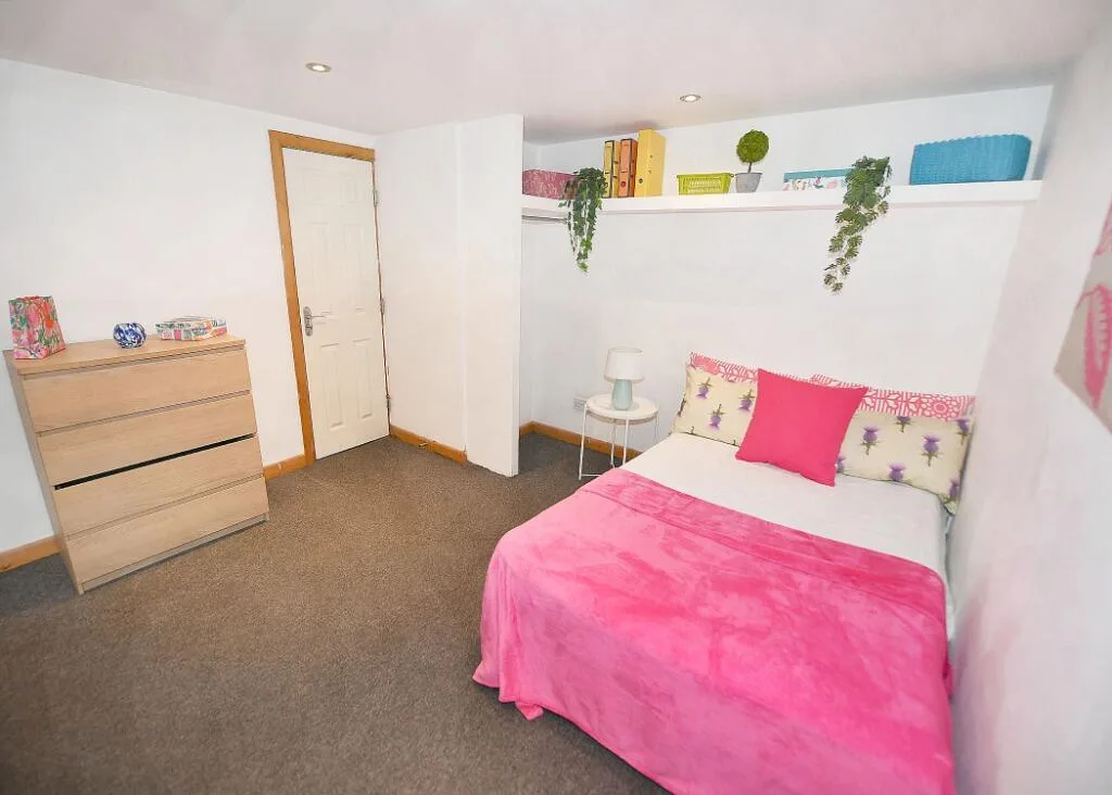8 bedroom terraced house for rent