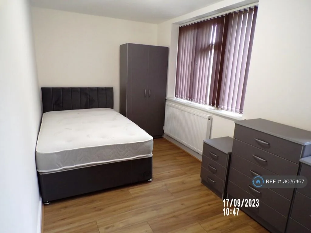 8 bedroom semi-detached house for rent
