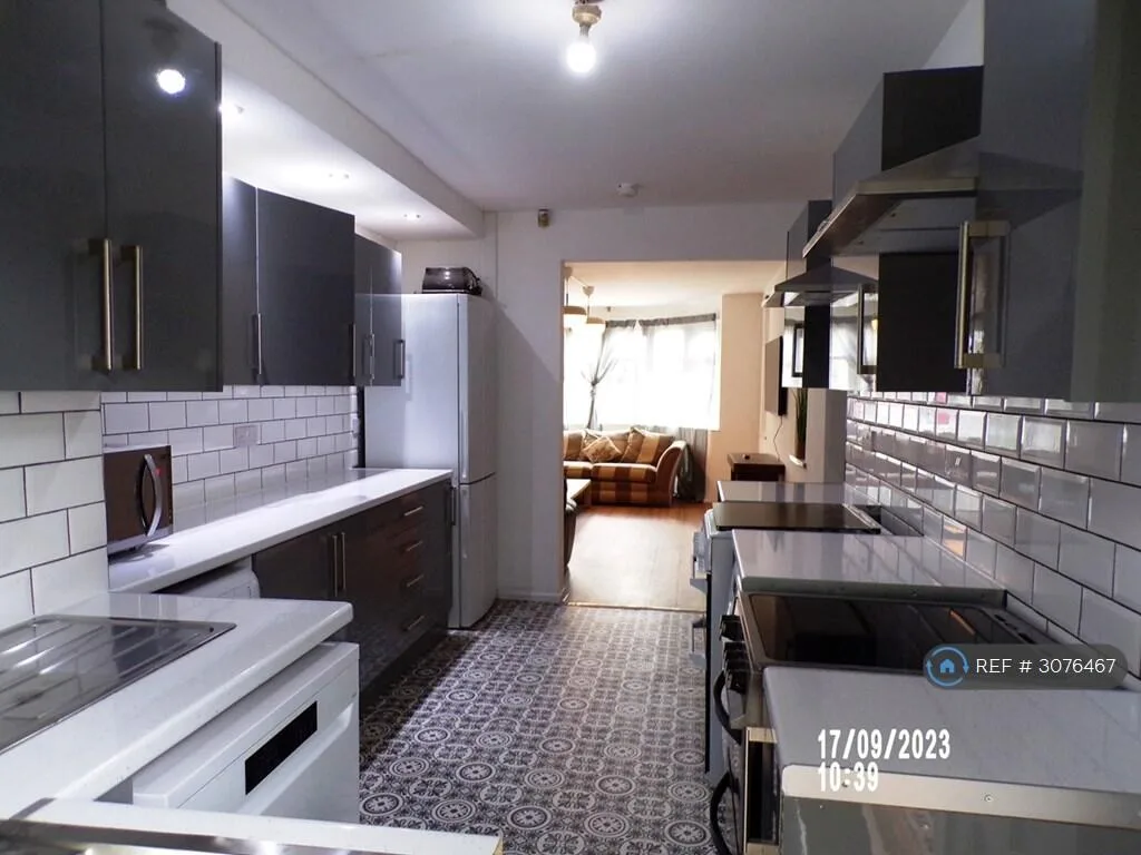 8 bedroom semi-detached house for rent