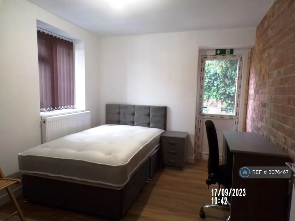 8 bedroom semi-detached house for rent