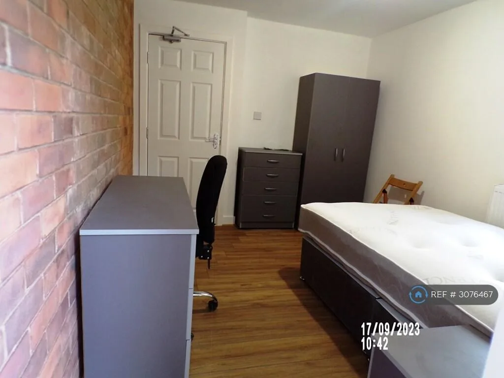 8 bedroom semi-detached house for rent