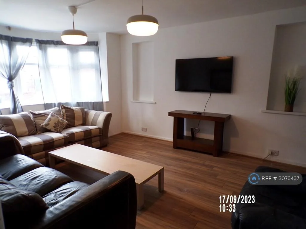 8 bedroom semi-detached house for rent