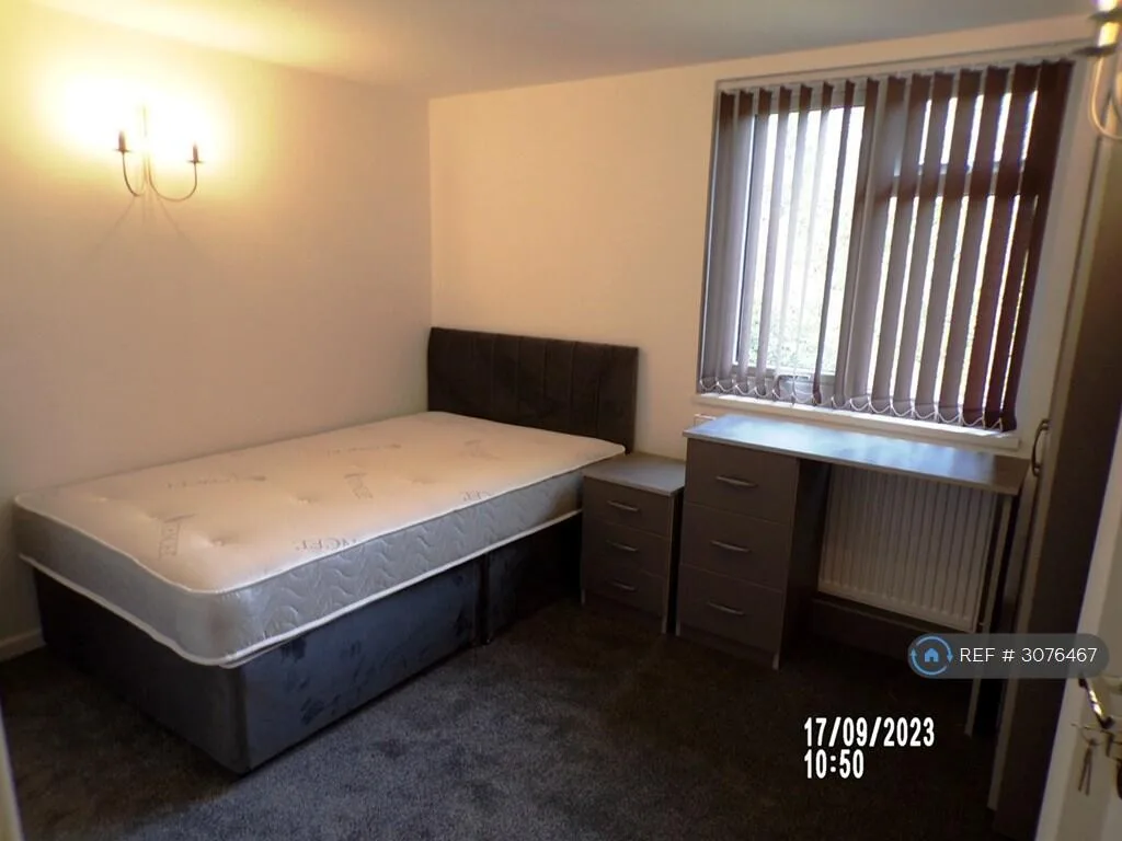 8 bedroom semi-detached house for rent