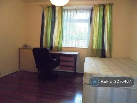 8 bedroom semi-detached house for rent