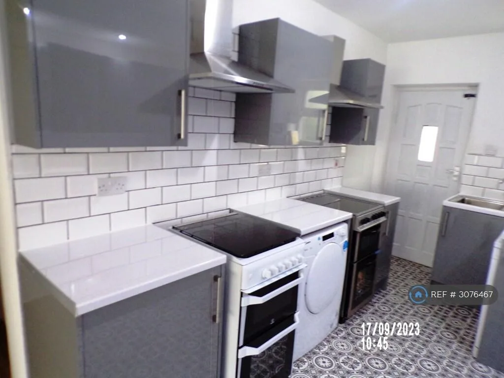 8 bedroom semi-detached house for rent