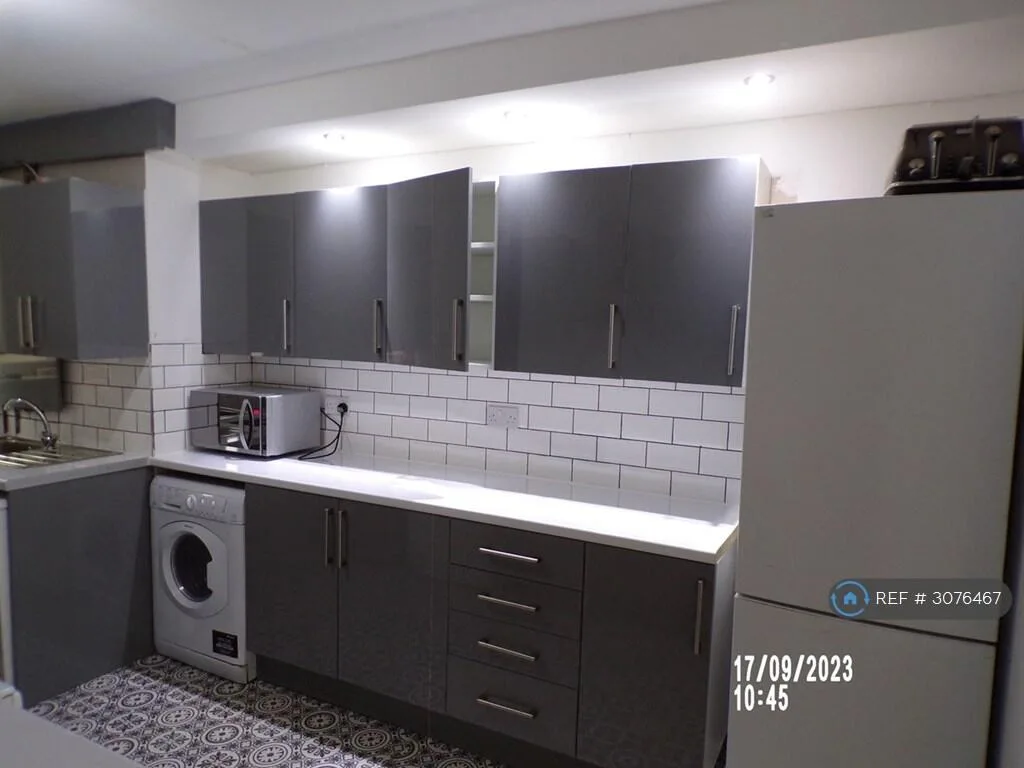 8 bedroom semi-detached house for rent